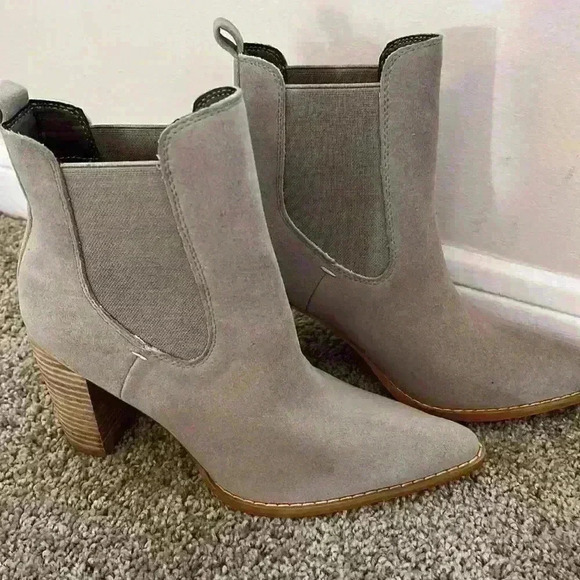 Gray heel booties size 6.5 - Picture 2 of 4